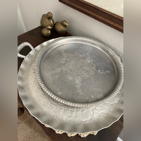 Vintage 50s Hammered Aluminum Floral Pattern Serving Tray Set Vintage Trays - Picture 1 of 8